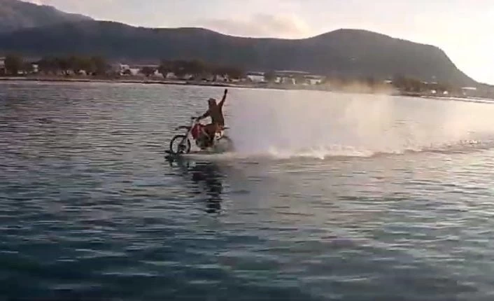 Απίστευτο! Κρητικός έκανε τη μηχανή του «αμφίβια» και πάει για ρεκόρ Γκίνες! (βίντεο)